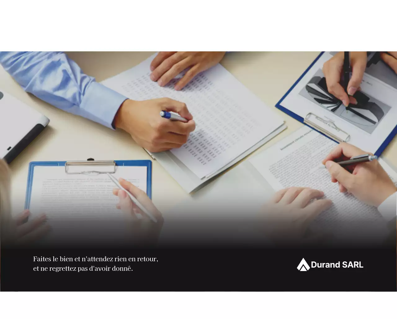 Un calendrier d'entreprise simple en gris