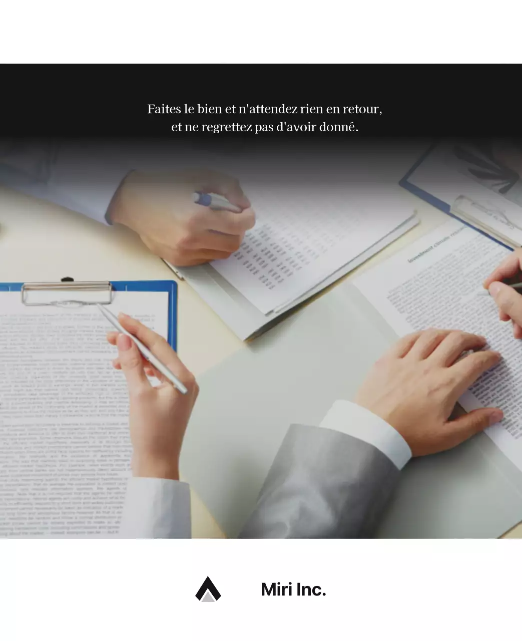 Un calendrier d'entreprise simple en gris