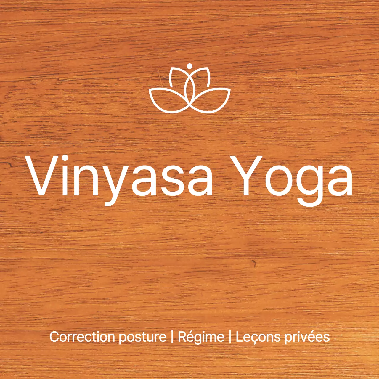 Une simple plaque en bois avec un texte sur l'école de yoga et une illustration du logo.