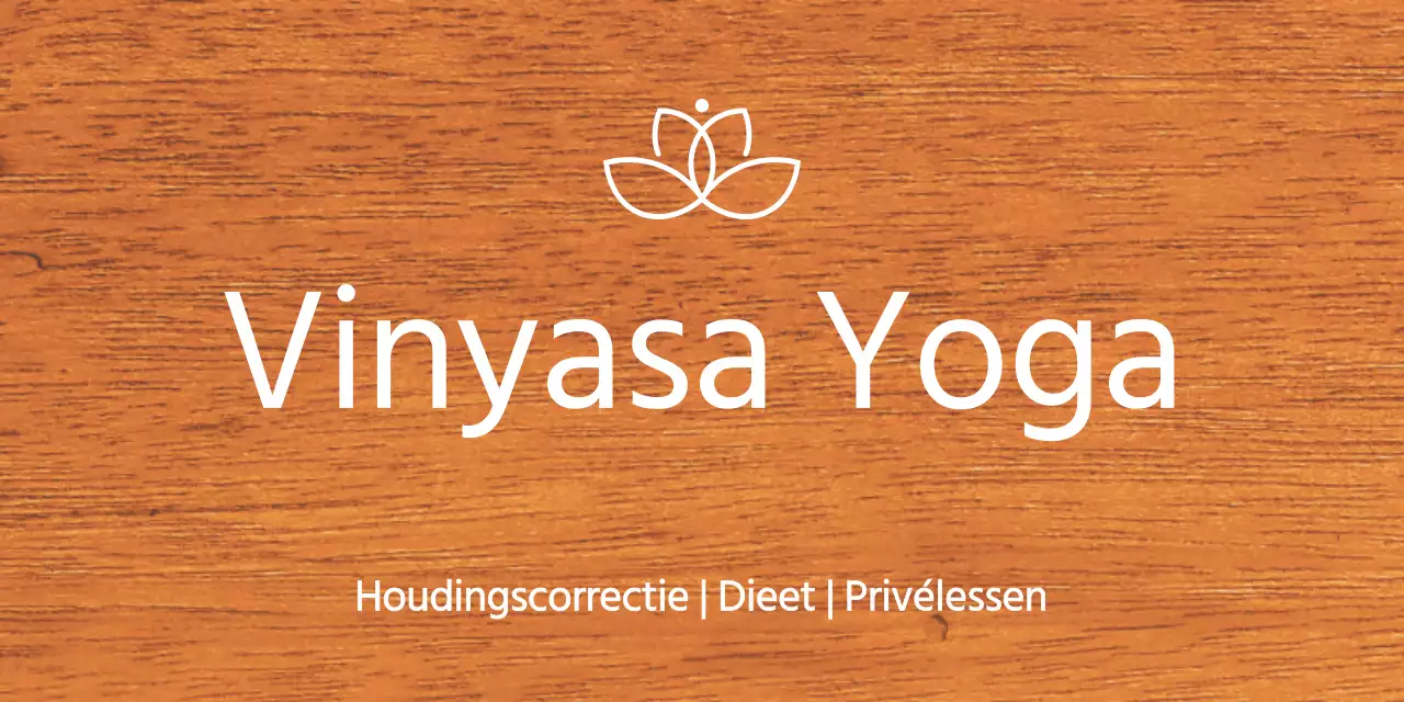 Een eenvoudige houten plaquette met tekst over de yogaschool en een illustratie van het logo.