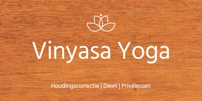 Een eenvoudige houten plaquette met tekst over de yogaschool en een illustratie van het logo.