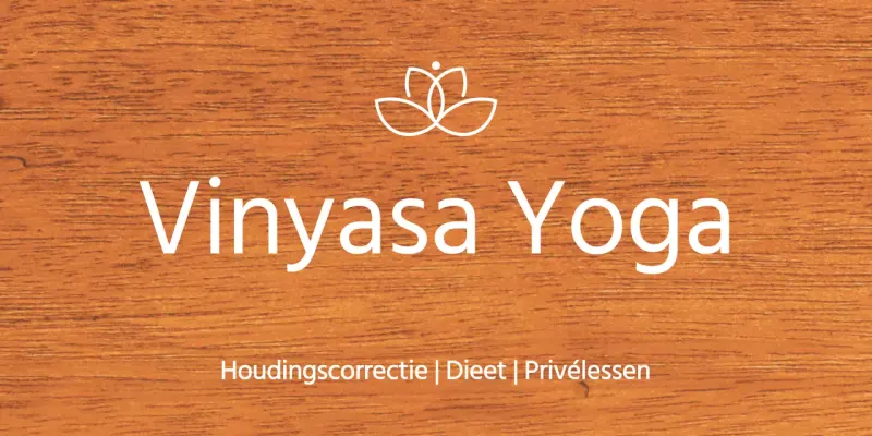 Een eenvoudige houten plaquette met tekst over de yogaschool en een illustratie van het logo.