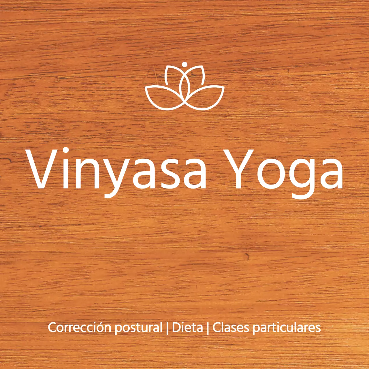 Una sencilla placa de madera con texto sobre la escuela de yoga y una ilustración del logotipo.