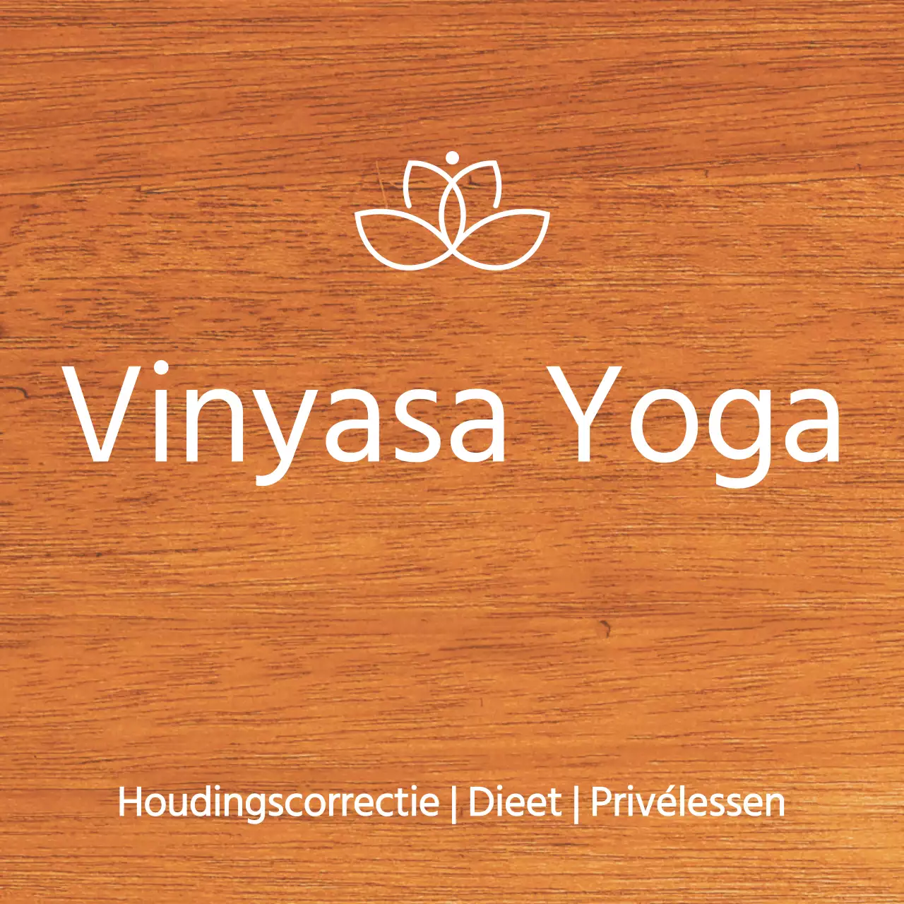 Een eenvoudige houten plaquette met tekst over de yogaschool en een illustratie van het logo.