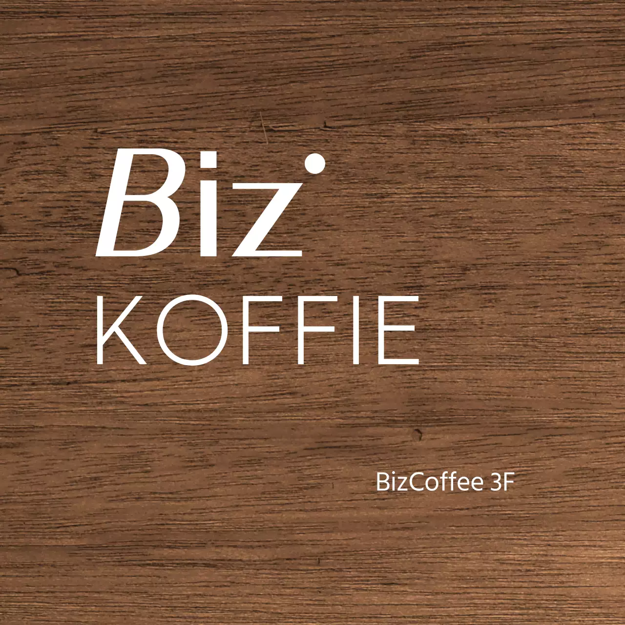 Een eenvoudig houten koffieplaatje met kralen, café-gerelateerde tekst en geïllustreerde vormen