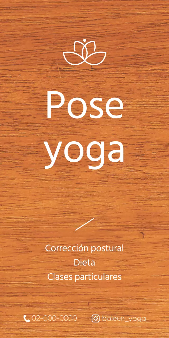 Una sencilla placa de madera con texto sobre la escuela de yoga y una ilustración del logotipo.