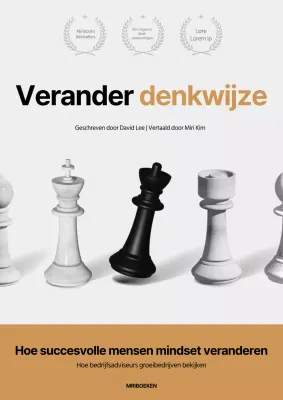 Zelfhulpboek met een modern schaakbordontwerp in monochroom goud