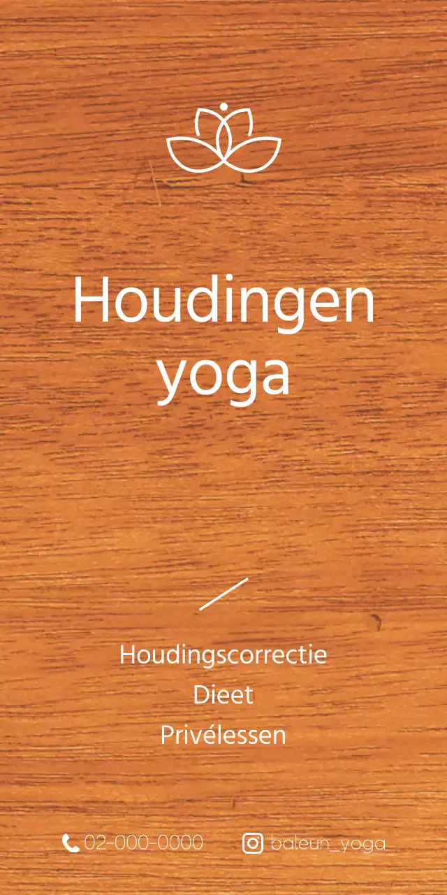 Een eenvoudige houten plaquette met tekst over de yogaschool en een illustratie van het logo.