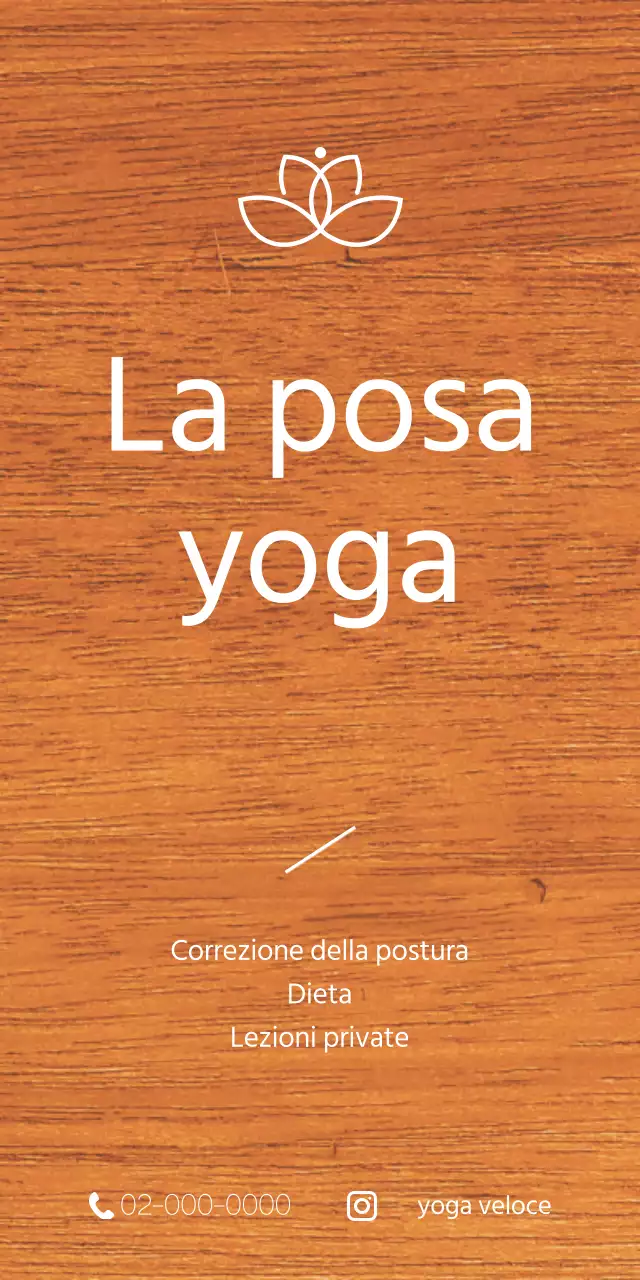 Una semplice targa in legno con un testo sulla scuola di yoga e un'illustrazione del logo.