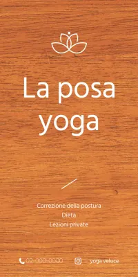 Una semplice targa in legno con un testo sulla scuola di yoga e un'illustrazione del logo.