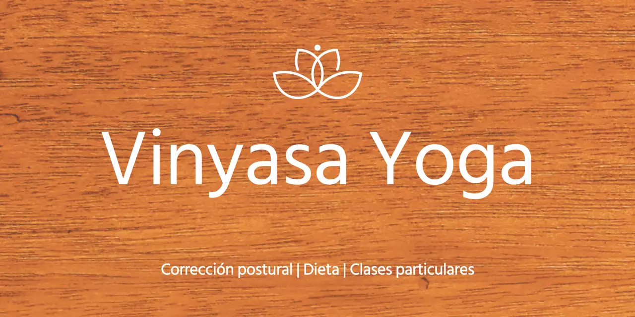 Una sencilla placa de madera con texto sobre la escuela de yoga y una ilustración del logotipo.