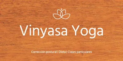 Una sencilla placa de madera con texto sobre la escuela de yoga y una ilustración del logotipo.