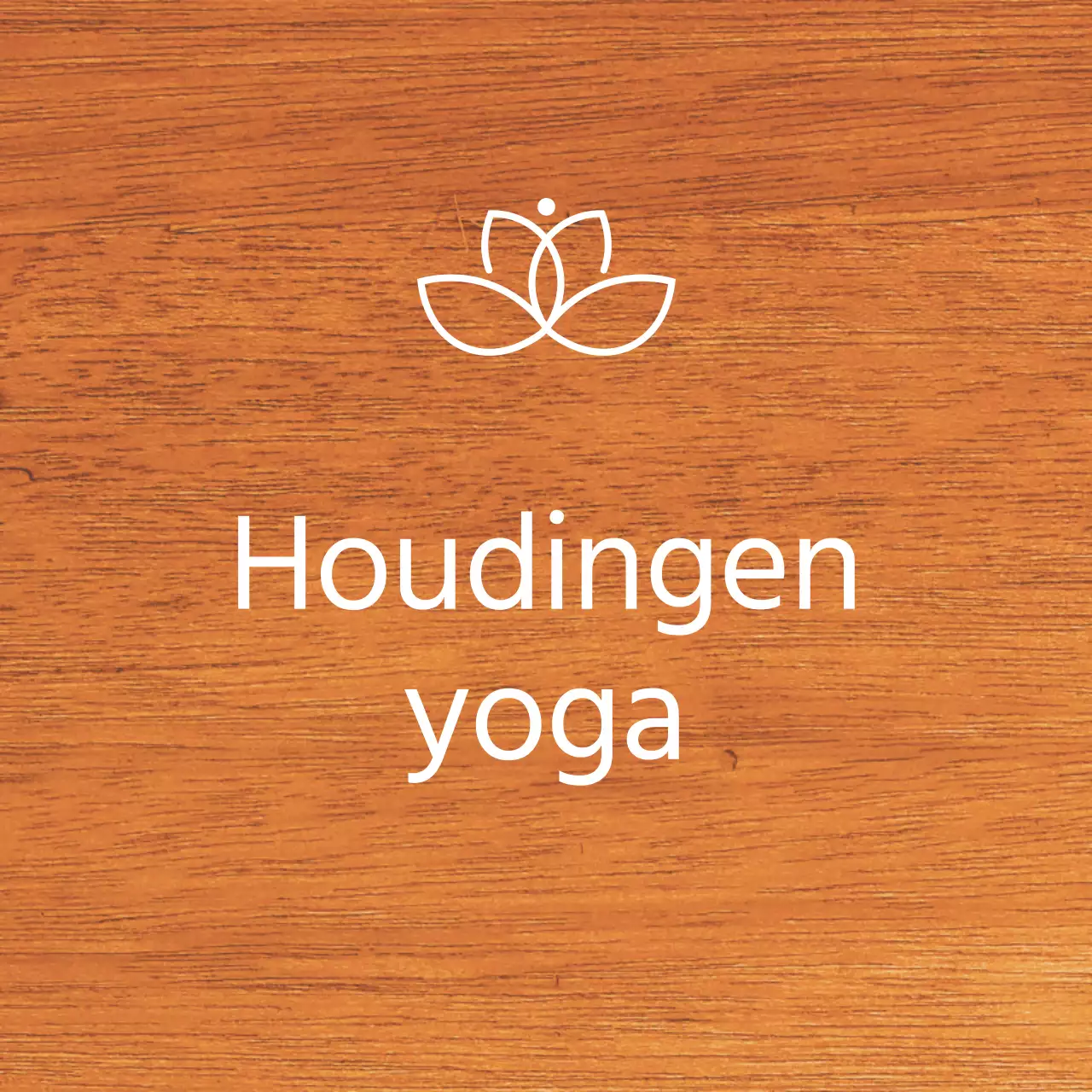 Een eenvoudige houten plaquette met tekst over de yogaschool en een illustratie van het logo.