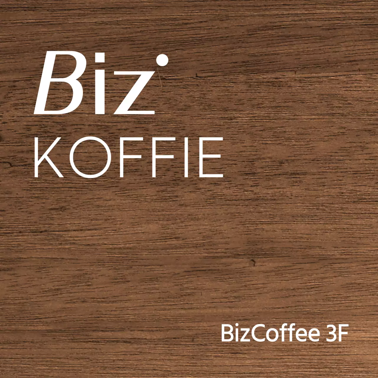 Een eenvoudig houten koffieplaatje met kralen, café-gerelateerde tekst en geïllustreerde vormen