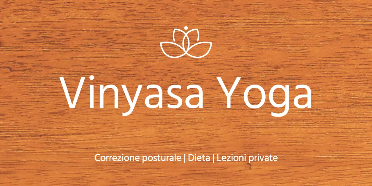 Una semplice targa in legno con un testo sulla scuola di yoga e un'illustrazione del logo.