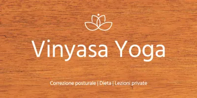 Una semplice targa in legno con un testo sulla scuola di yoga e un'illustrazione del logo.