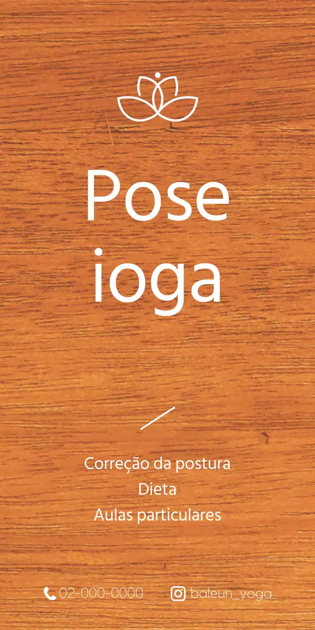 Uma placa de madeira simples com texto sobre a escola de ioga e uma ilustração do logótipo.