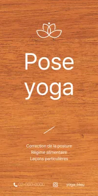 Une simple plaque en bois avec un texte sur l'école de yoga et une illustration du logo.