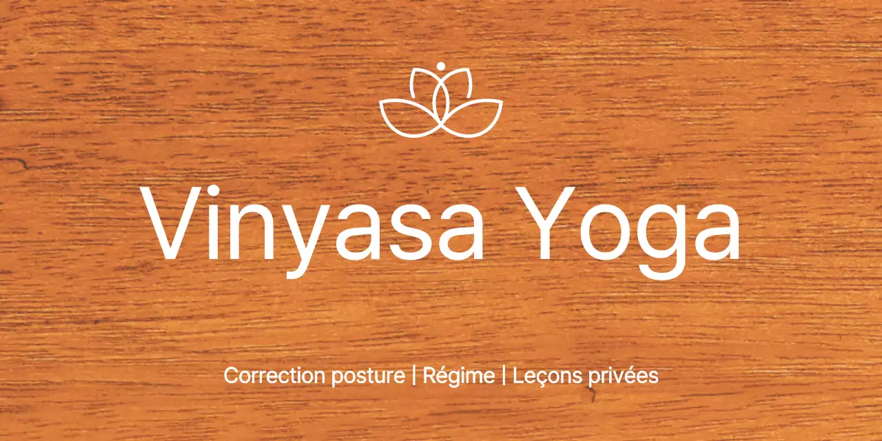 Une simple plaque en bois avec un texte sur l'école de yoga et une illustration du logo.