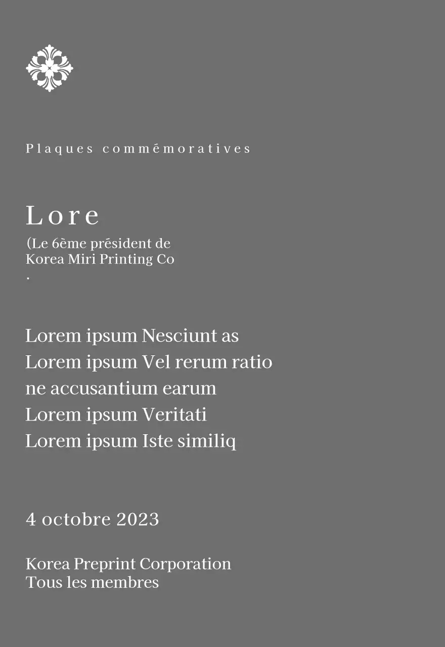 Une plaque de mise en service d'allure royale avec une décoration élaborée