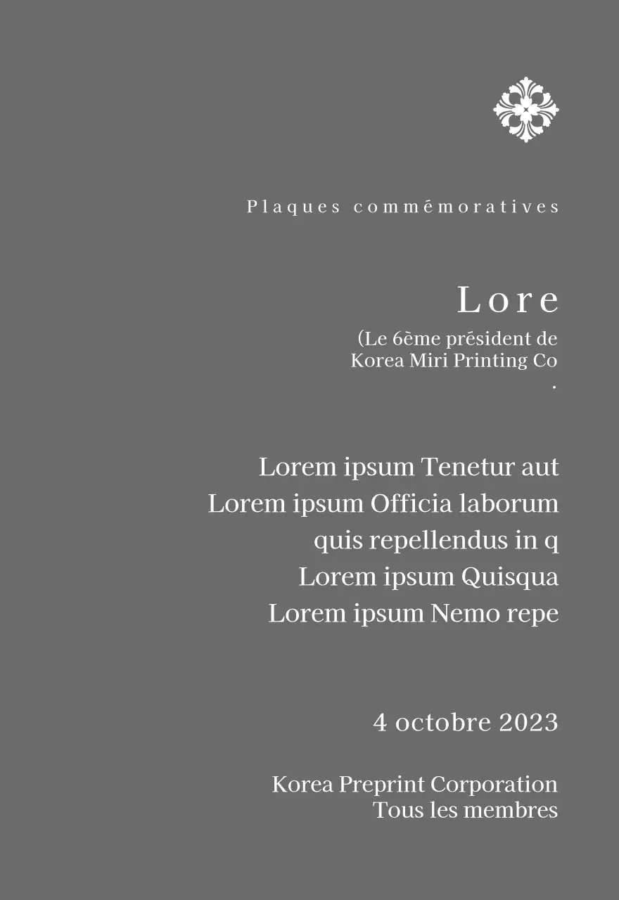 Une plaque de mise en service d'allure royale avec une décoration élaborée