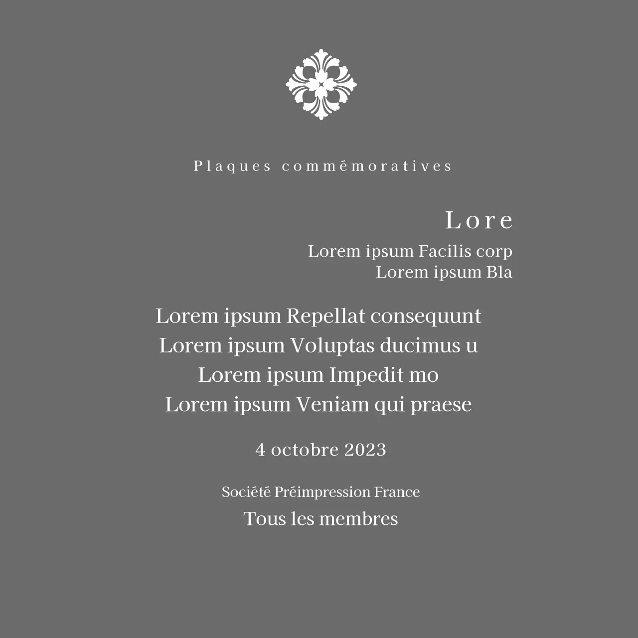 Une plaque de mise en service d'allure royale avec une décoration élaborée