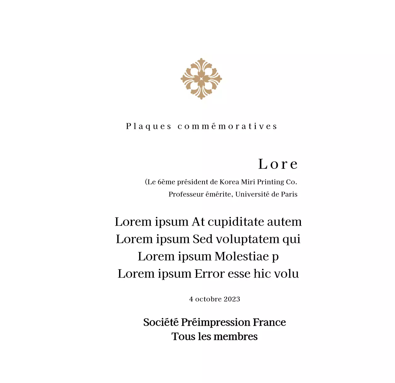 Une plaque de mise en service d'allure royale avec une décoration élaborée