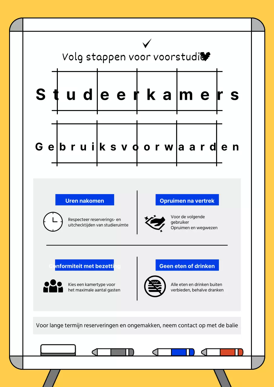 Een eenvoudige gele en blauwe studeerkamer met een paar herinneringen