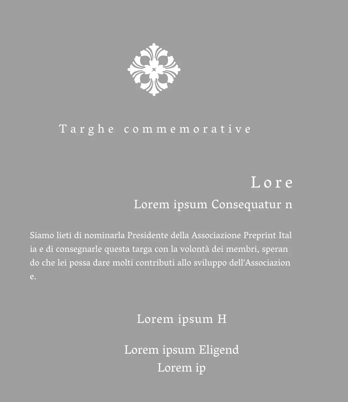 Una targa di commissione dall'aspetto regale con decorazioni elaborate