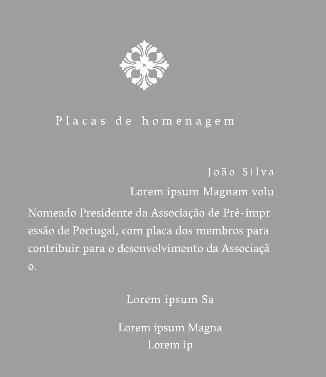 Uma placa de comissionamento de aspeto régio com uma decoração elaborada