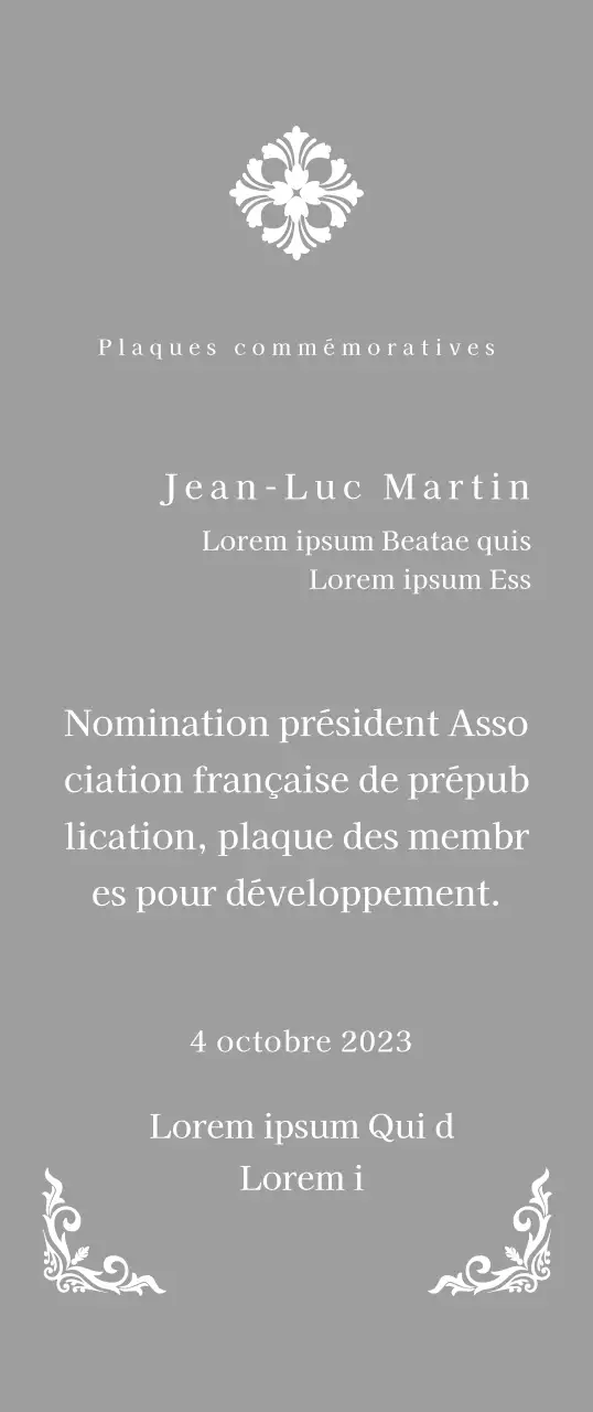 Une plaque de mise en service d'allure royale avec une décoration élaborée