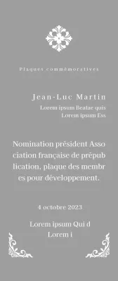 Une plaque de mise en service d'allure royale avec une décoration élaborée