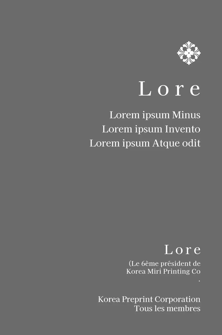 Une plaque de mise en service d'allure royale avec une décoration élaborée