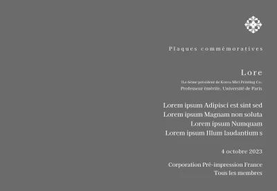 Une plaque de mise en service d'allure royale avec une décoration élaborée