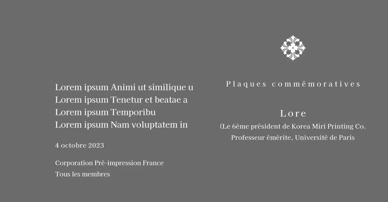 Une plaque de mise en service d'allure royale avec une décoration élaborée