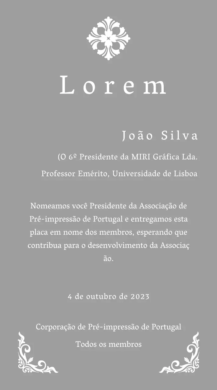 Uma placa de comissionamento de aspeto régio com uma decoração elaborada