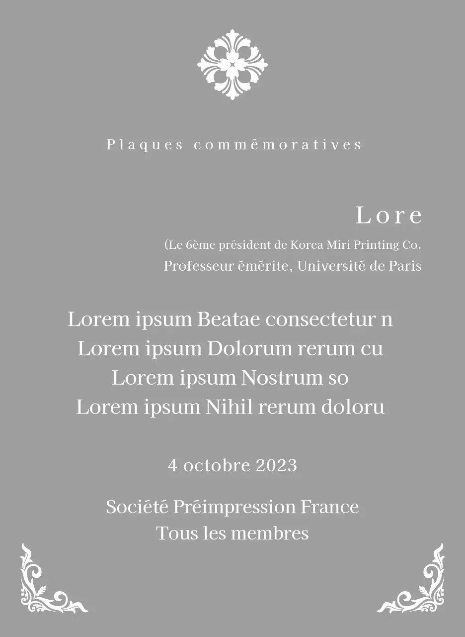 Une plaque de mise en service d'allure royale avec une décoration élaborée