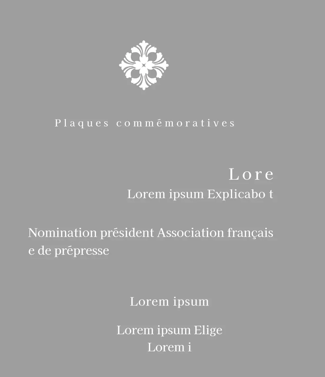 Une plaque de mise en service d'allure royale avec une décoration élaborée