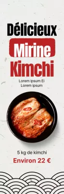 Faites la promotion d'un menu de kimchi propre avec une image de chou kimchi sur un fond de papier coréen blanc cassé.