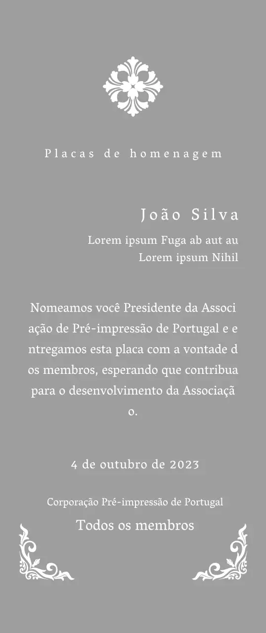 Uma placa de comissionamento de aspeto régio com uma decoração elaborada