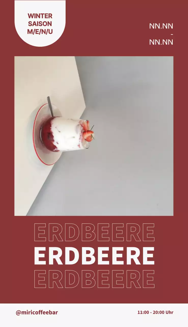 Saisonale Menübeschilderung mit Erdbeer-Latte-Fotos und Schriftzügen vor einem rot-weißen Hintergrund