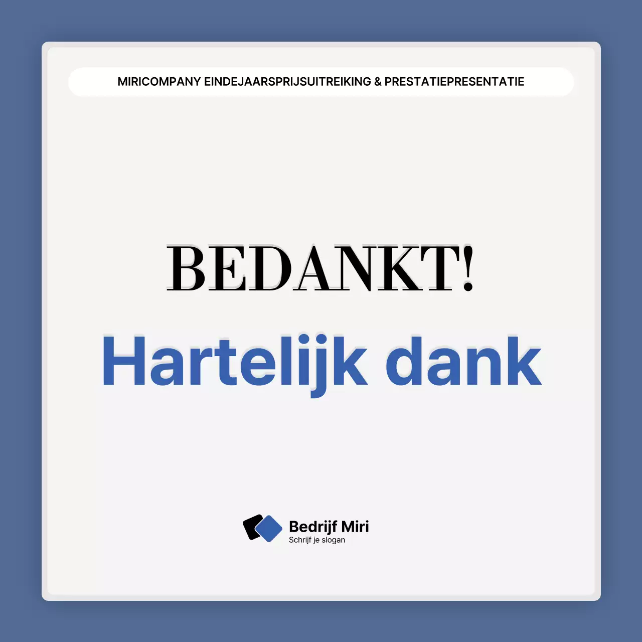 Een eenvoudige blauw-witte prestatiepresentatie en eindejaarsverslag