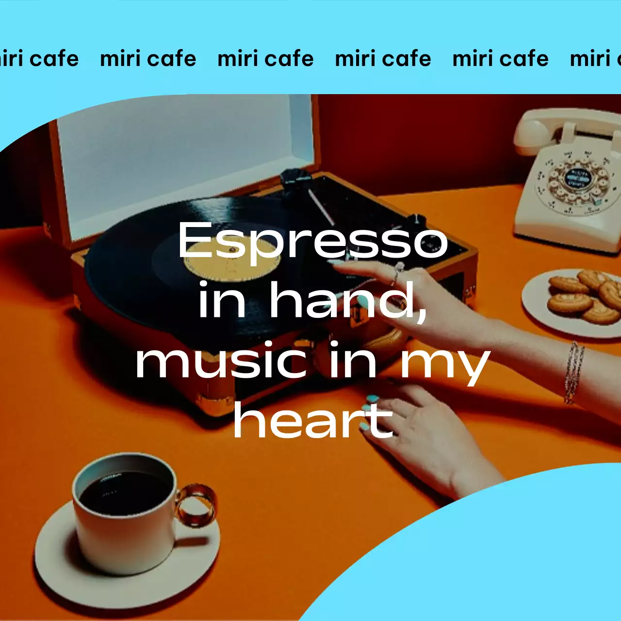 비비드한 색감과 사진이 어우러진 카페 홍보물