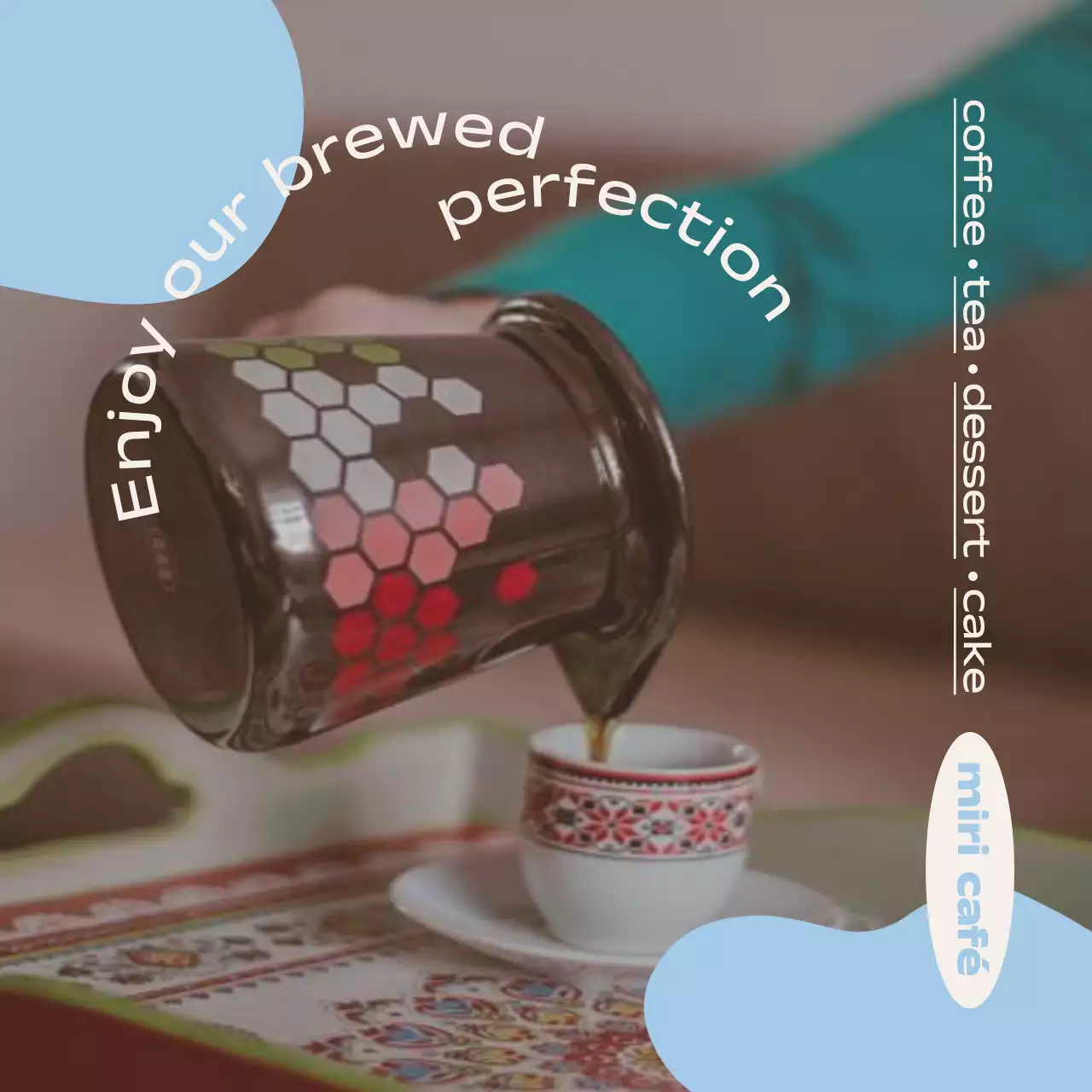 감성적인 사진과 기하학 도형이 올라간 깔끔한 카페소품