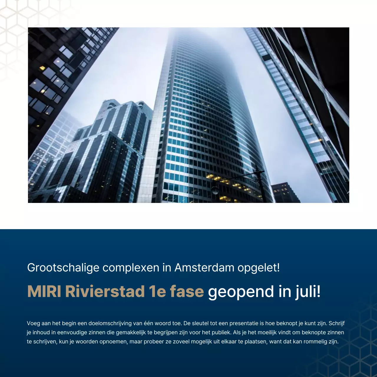 Luxueus vastgoed in marineblauw en goud door een makelaar.