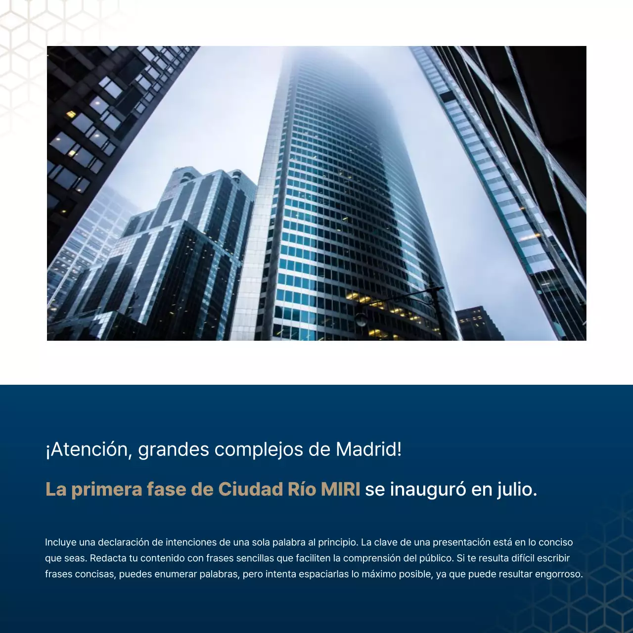 Lujoso anuncio inmobiliario en azul marino y dorado de un agente inmobiliario.