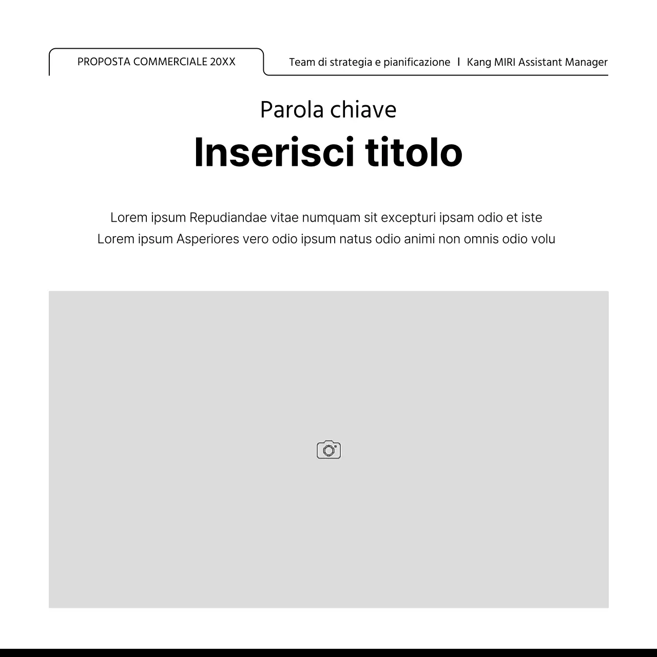 Promuovete un layout con molte cornici semplici in bianco e nero.