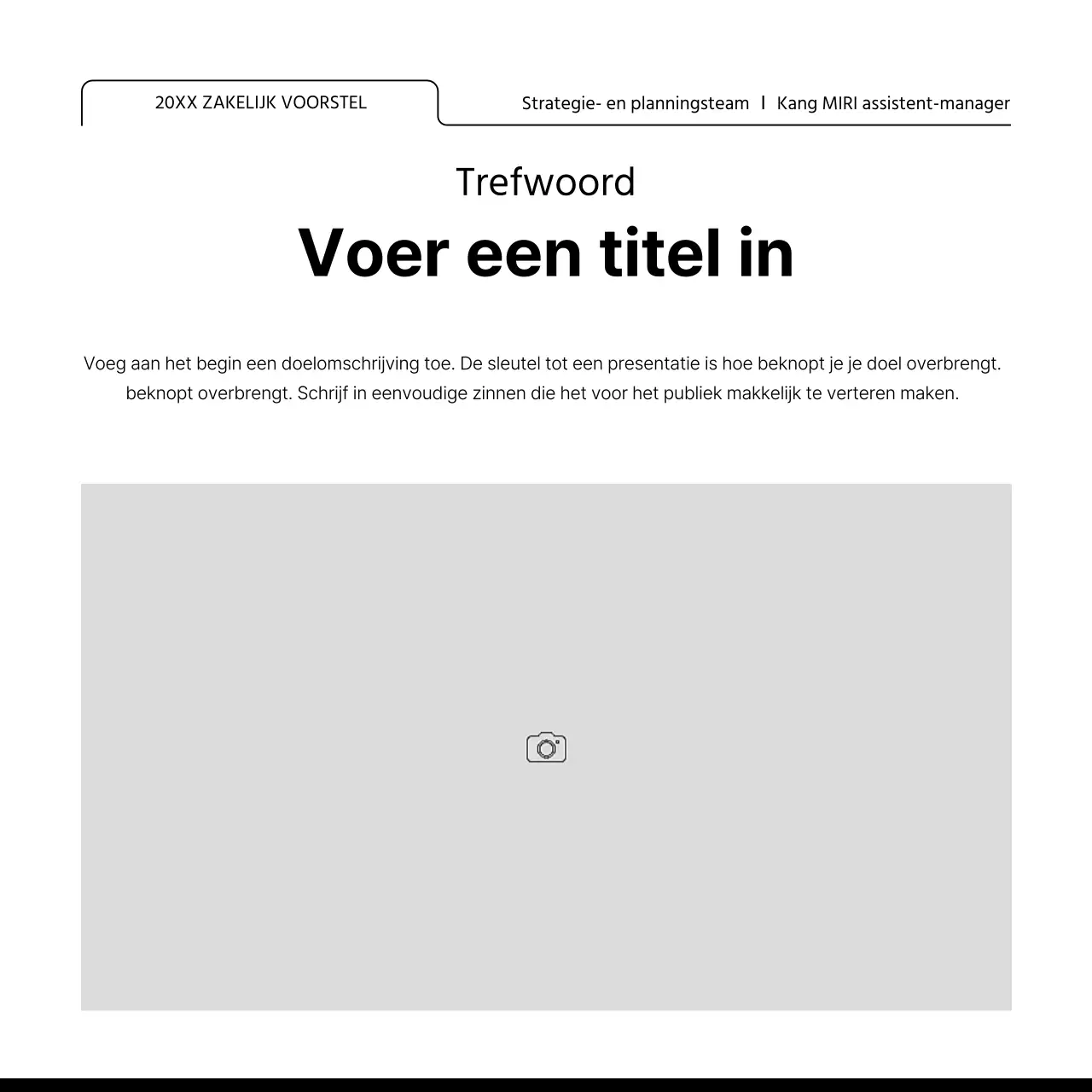 Promoot een lay-outontwerp met veel eenvoudige fotolijsten in wit en zwart