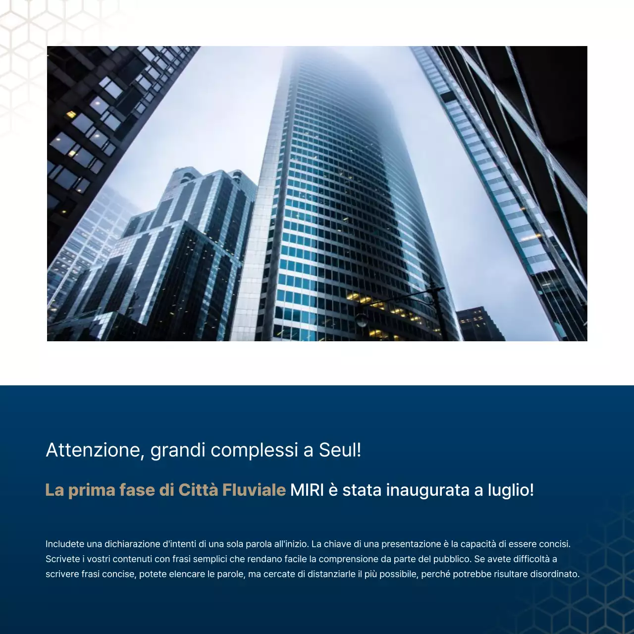 Lussuoso annuncio immobiliare in blu navy e oro di un agente immobiliare.