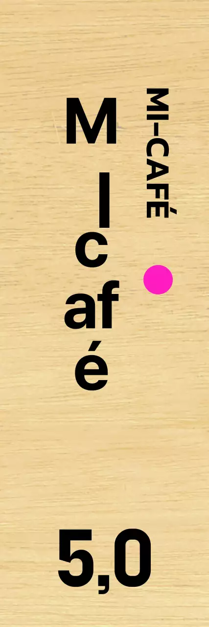 Café con letras negras y detalles en rosa